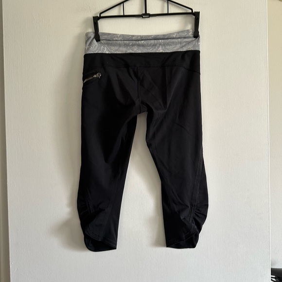 Lululemon Athletica Black/ Gray Floral Print Cropped Running Leggings size 4 EUC - Picture 3 of 8